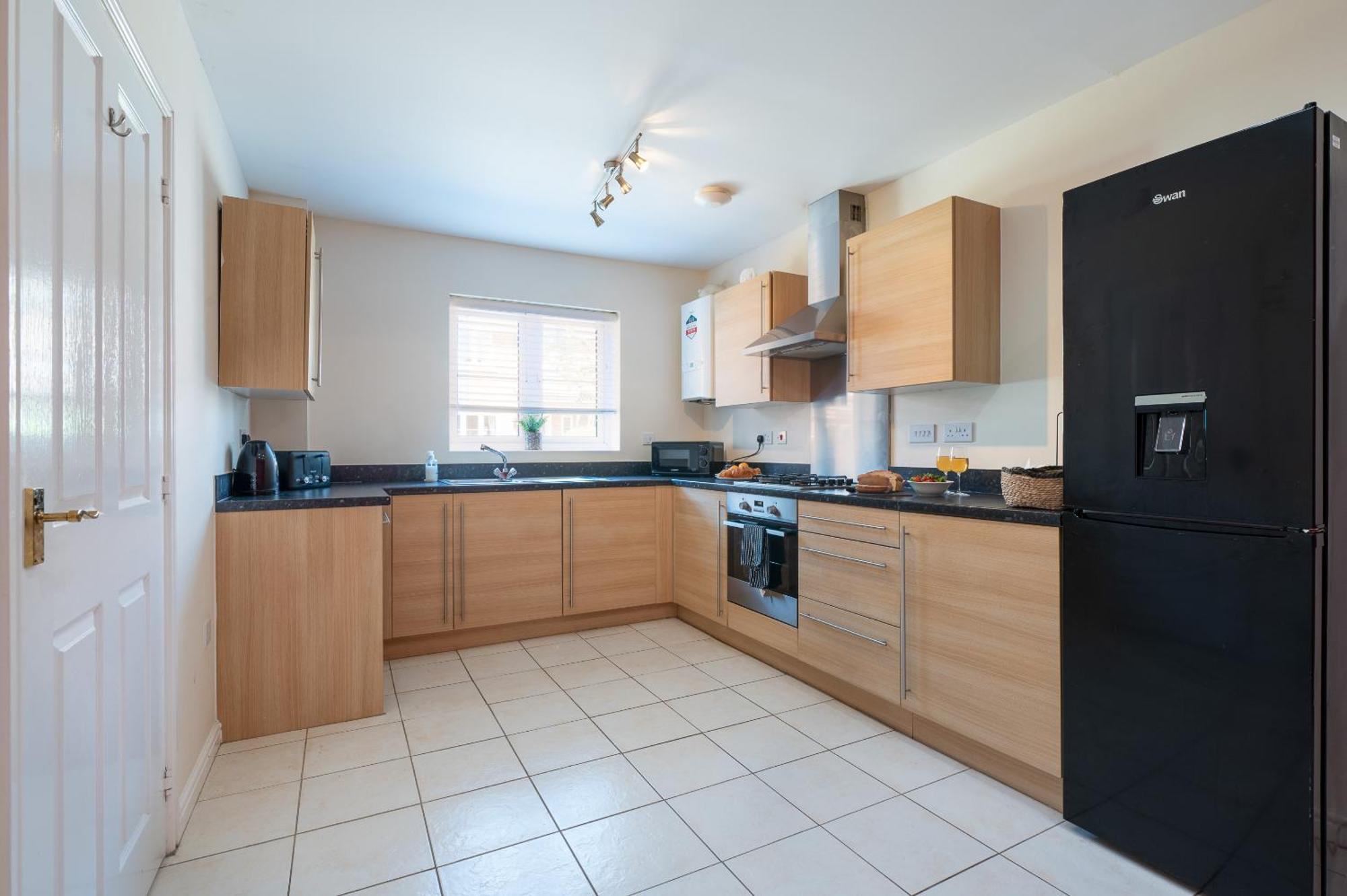 Spacious 4 Bedroom, Perfect For Contractors, Families, Private Parking Роял Уутън Басет Екстериор снимка