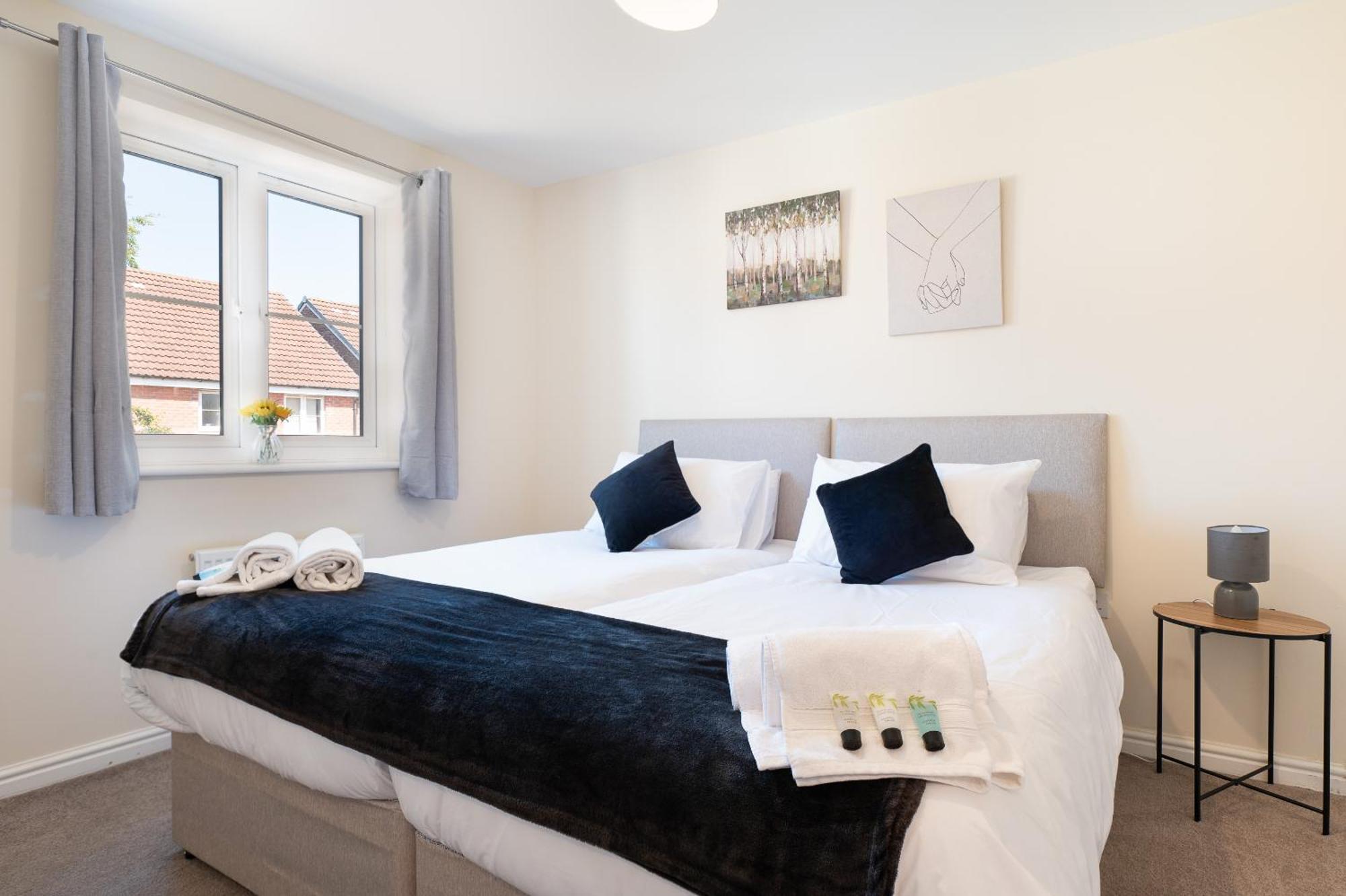 Spacious 4 Bedroom, Perfect For Contractors, Families, Private Parking Роял Уутън Басет Екстериор снимка